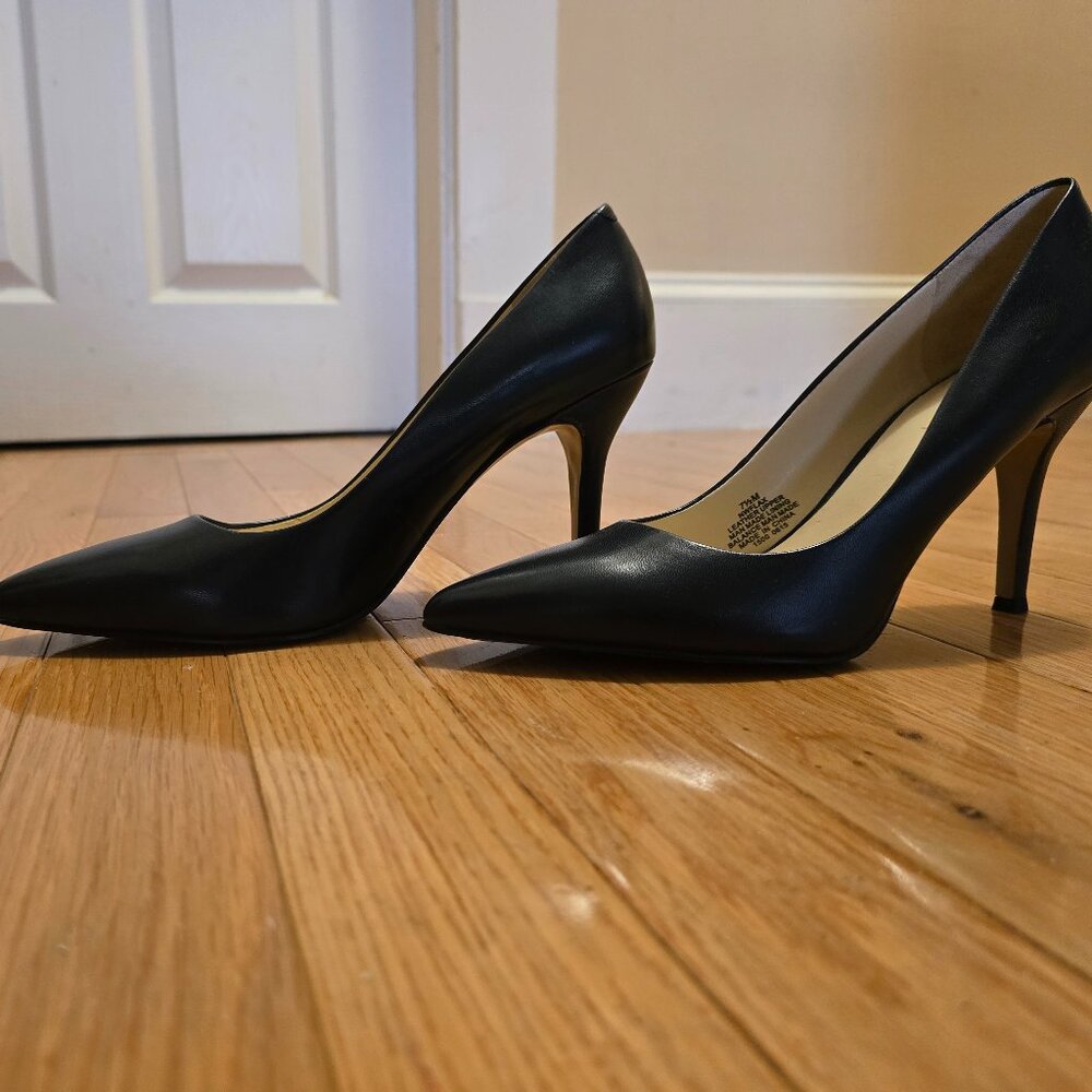 Navy Blue Nine West heels – Size 7.5 (No box)